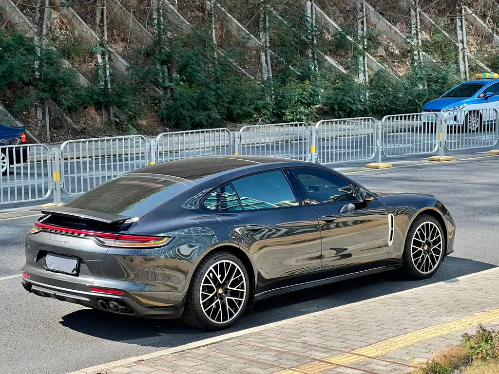 PORSCHE PANAMERA