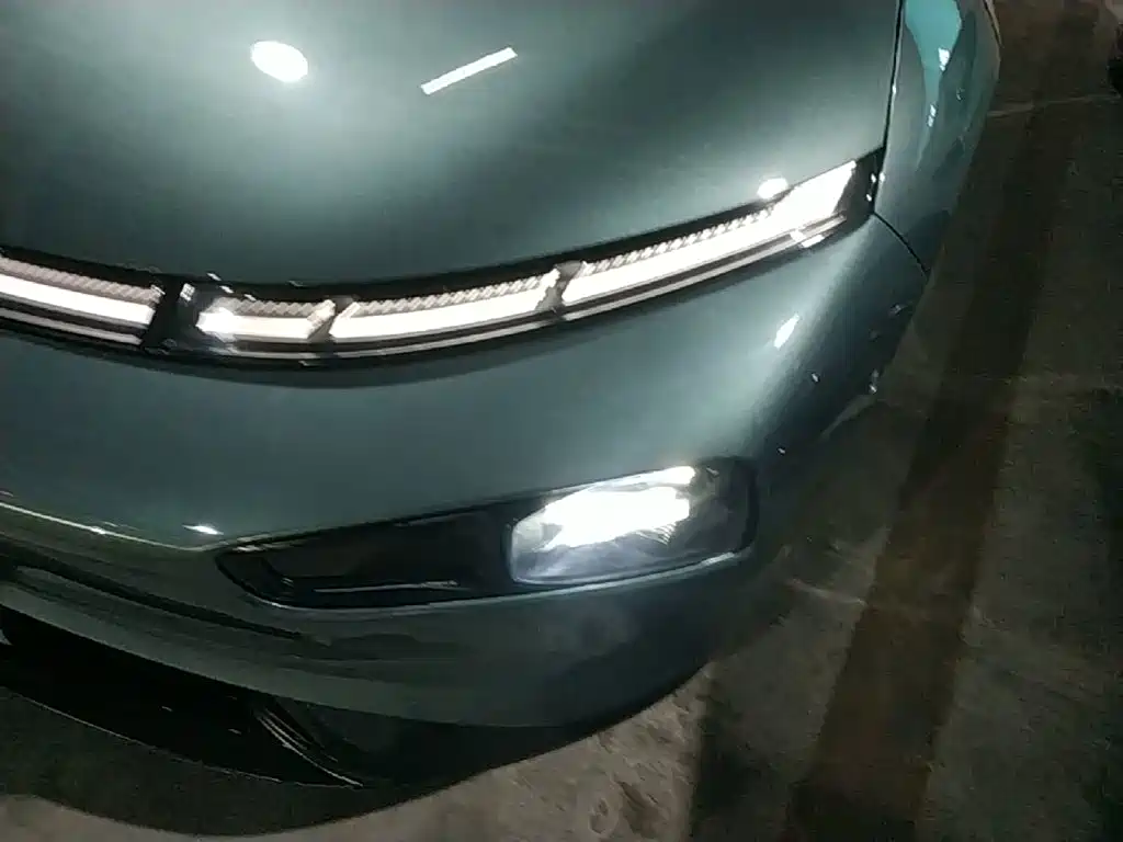 XPeng P7 — миниатюра 24
