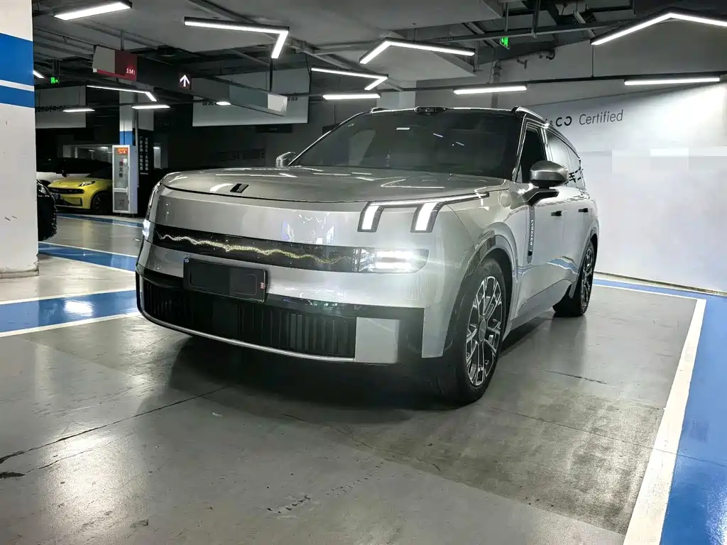 Lynk & Co 900