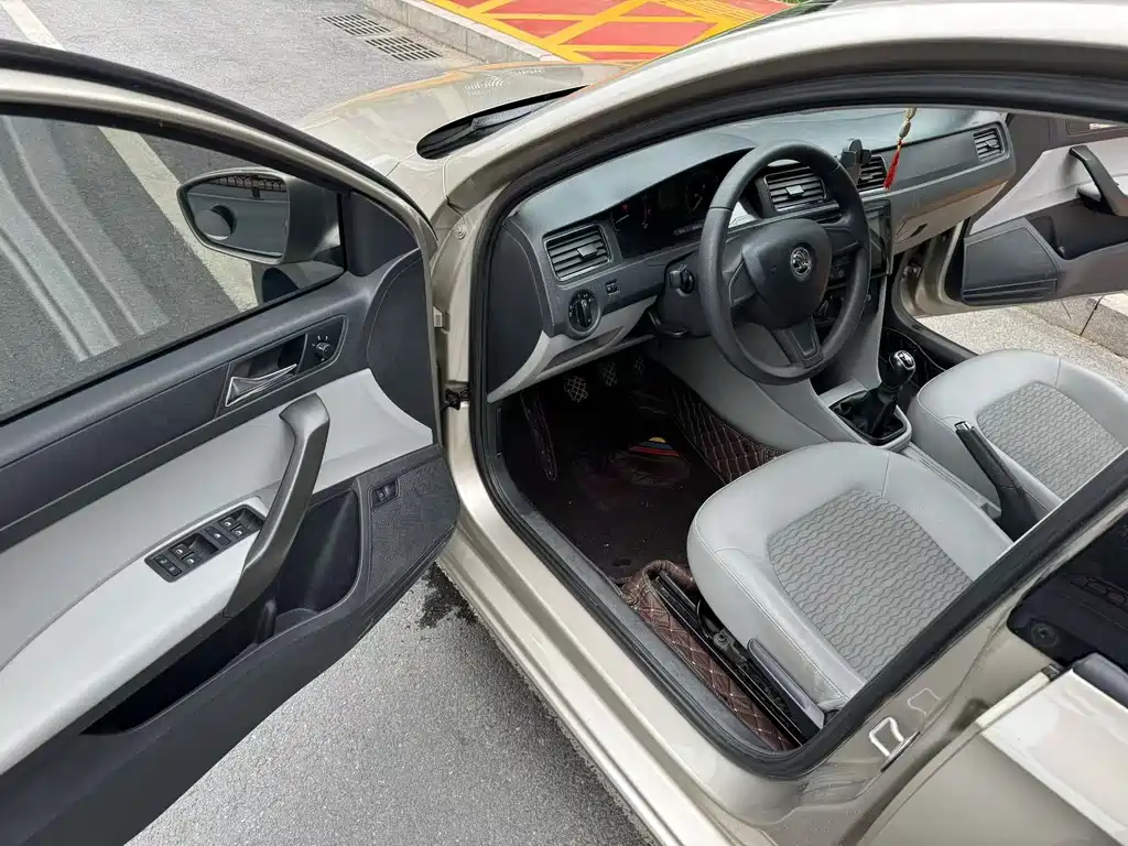 Skoda Rapid — миниатюра 7