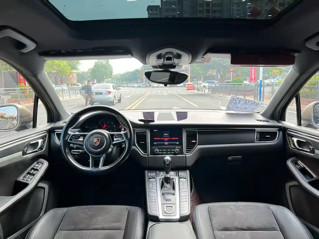 PORSCHE MACAN
