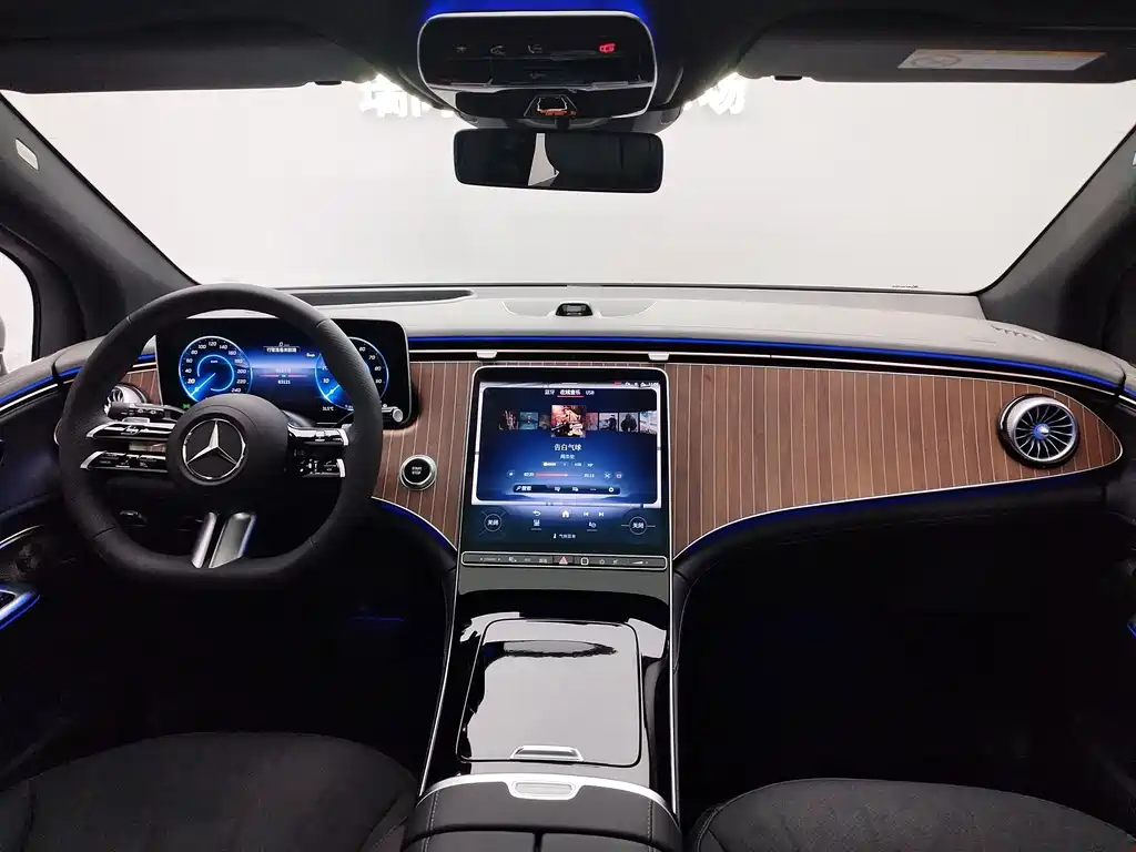 Mercedes-Benz EQE SUV — миниатюра 16