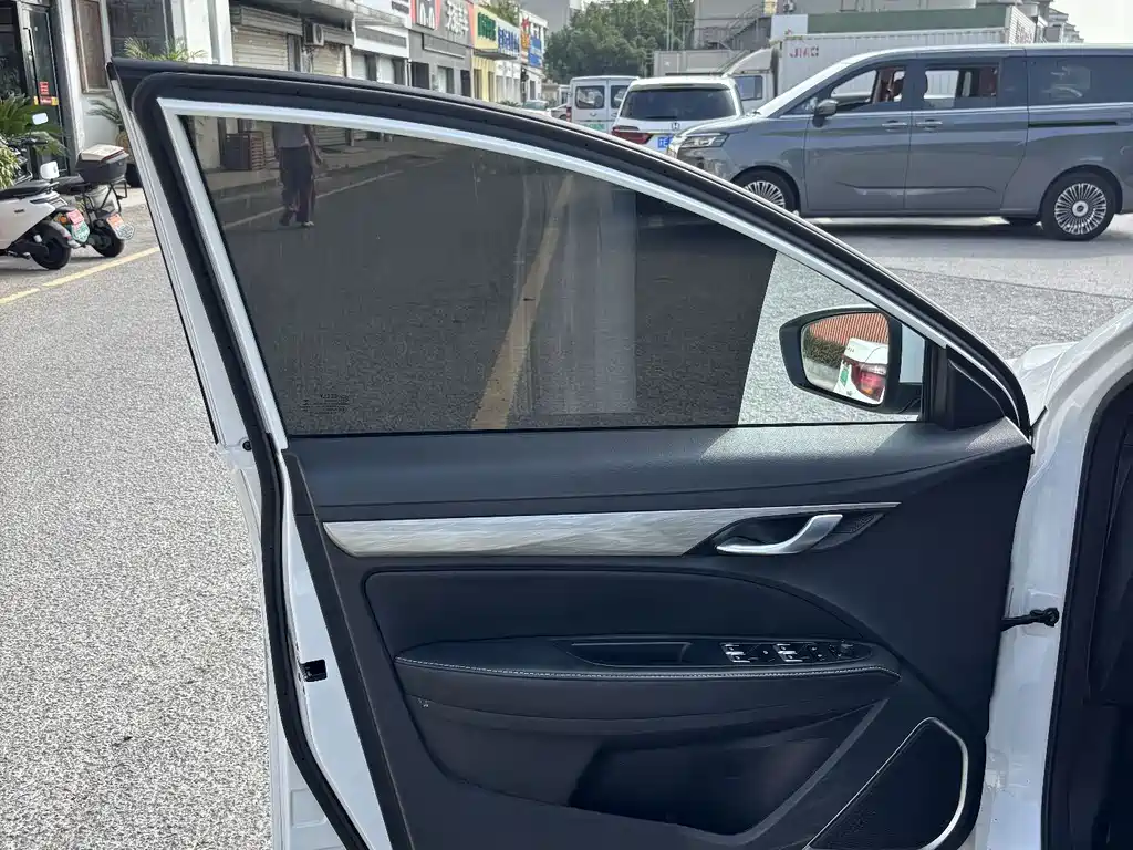 Geely Emgrand — миниатюра 7