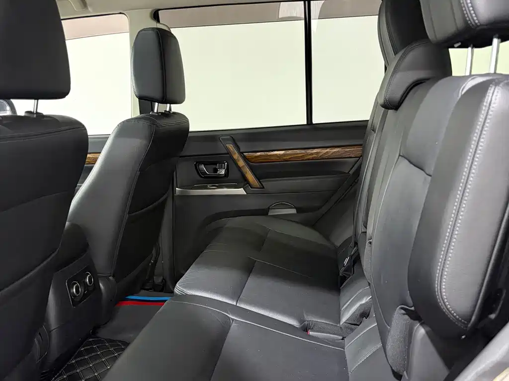 Mitsubishi Pajero (Import) — миниатюра 12