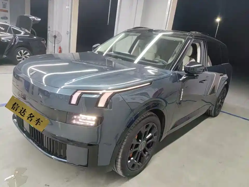 Lynk & Co 900