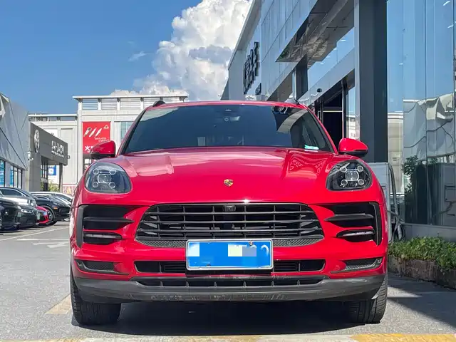 PORSCHE MACAN
