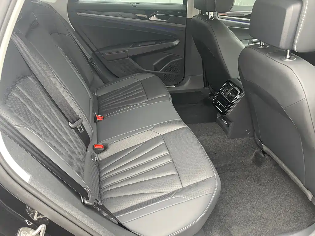 Volkswagen Passat 2025 380TSI
