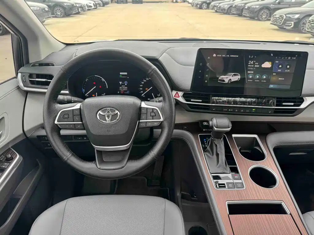 Toyota Sienna — миниатюра 10
