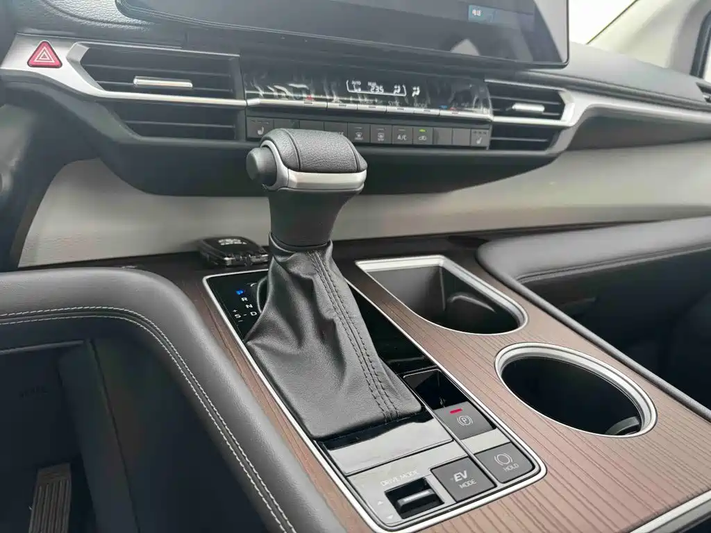 Toyota Sienna — миниатюра 17