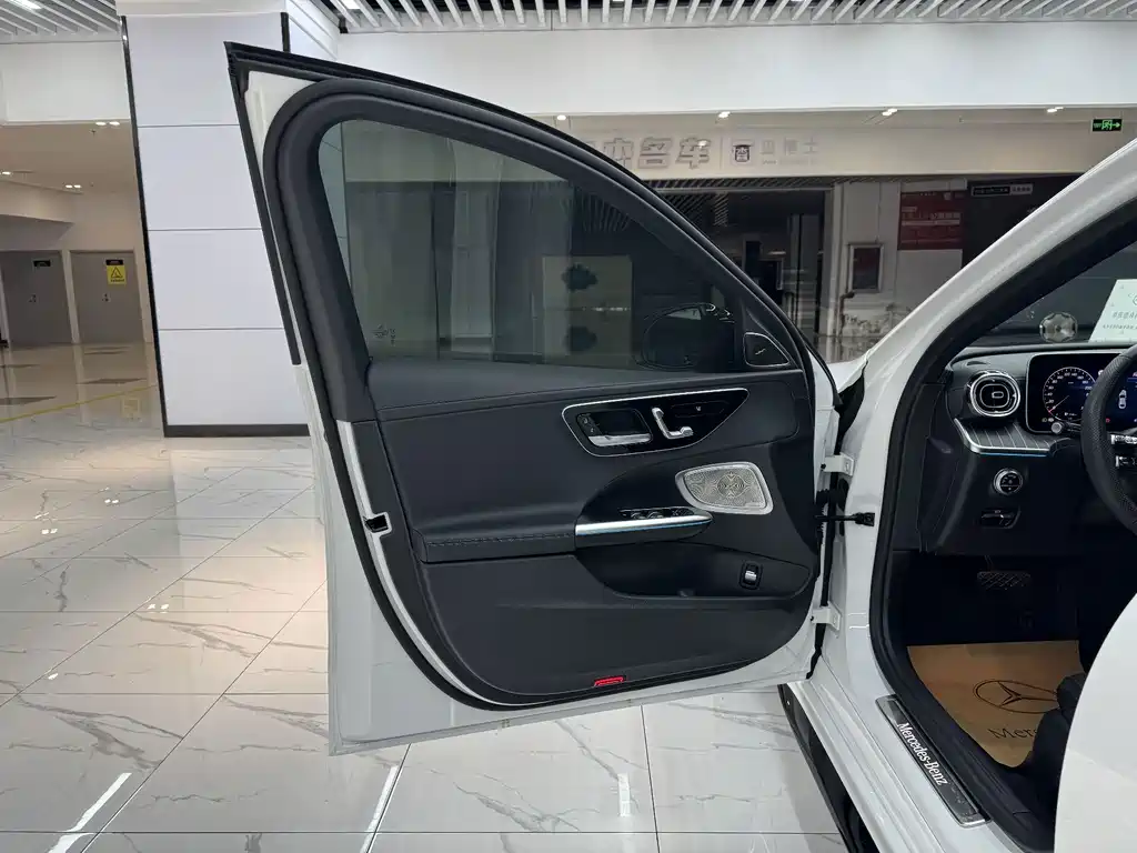 Mercedes-Benz C-Class — миниатюра 7
