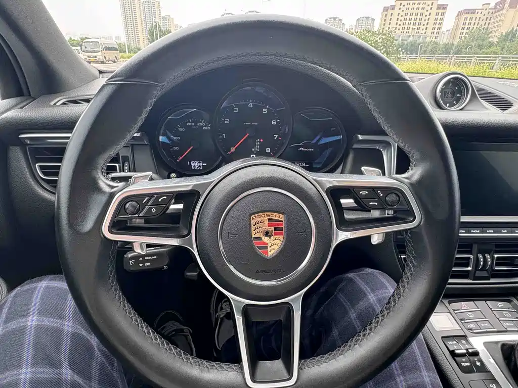 Porsche Macan — миниатюра 9