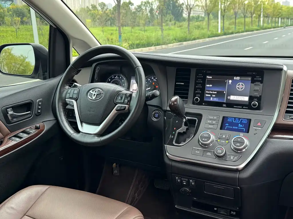 Toyota Sienna — миниатюра 15