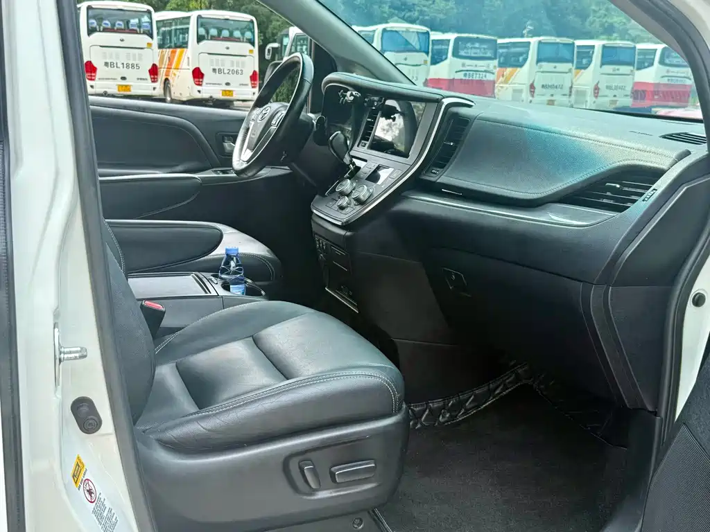 Toyota Sienna — миниатюра 17