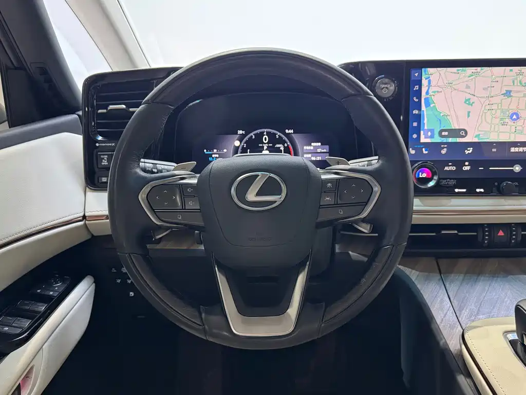 Lexus LM 500h 6-seat Distinguished Edition, фото 16