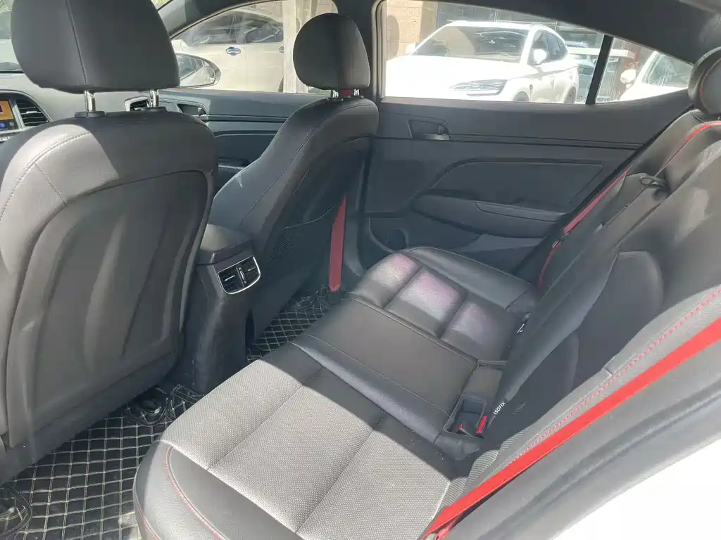 Hyundai Elantra — миниатюра 5
