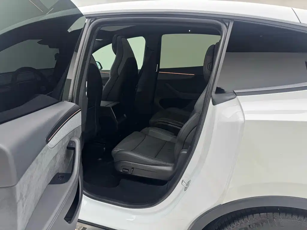 Tesla Model Y L — миниатюра 4