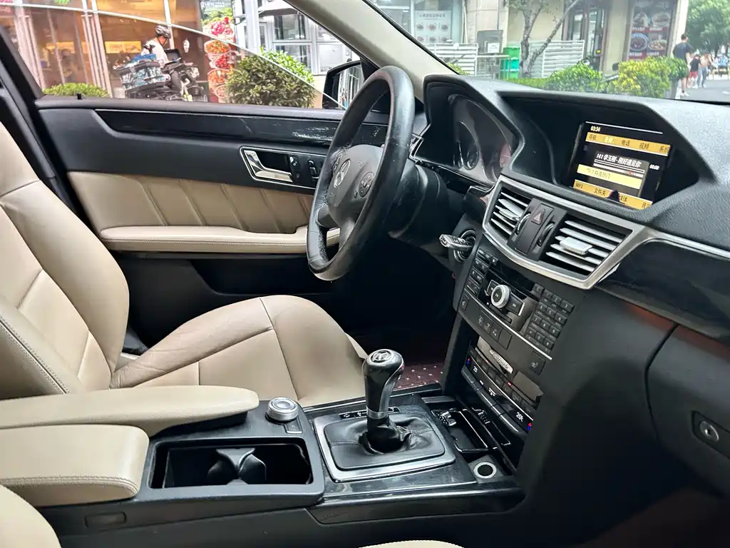 Mercedes-Benz E-Class — миниатюра 9