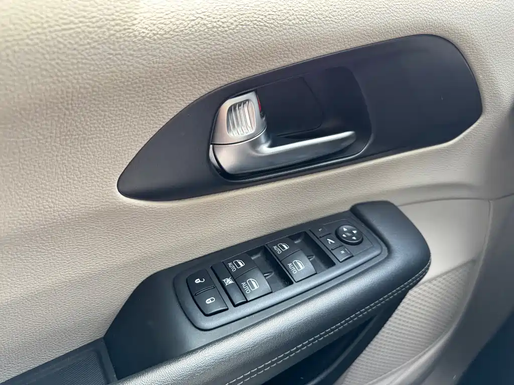 Chrysler Grand Voyager PHEV (Import) — миниатюра 15