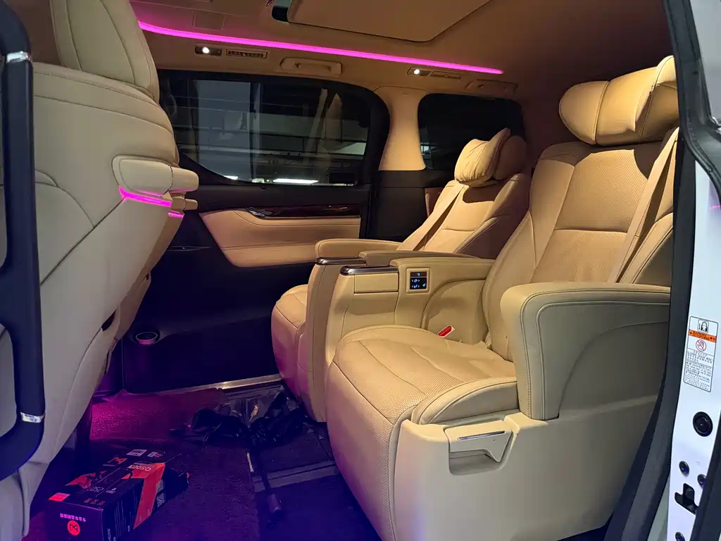 Toyota Alphard — миниатюра 4