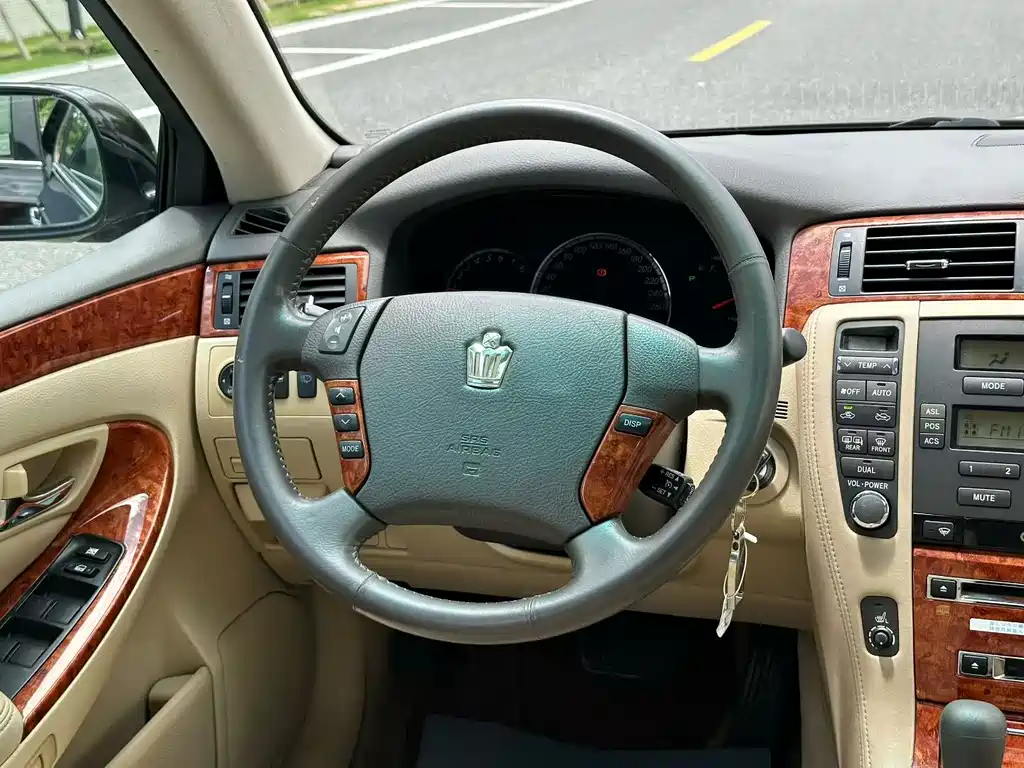 Toyota Crown — миниатюра 4