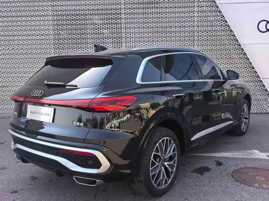 Audi Q5L 2025 Черный из Китая