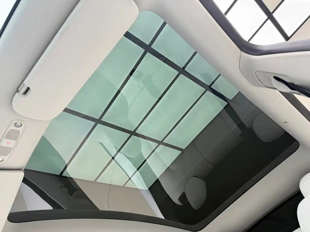 Tesla Model Y — миниатюра 10