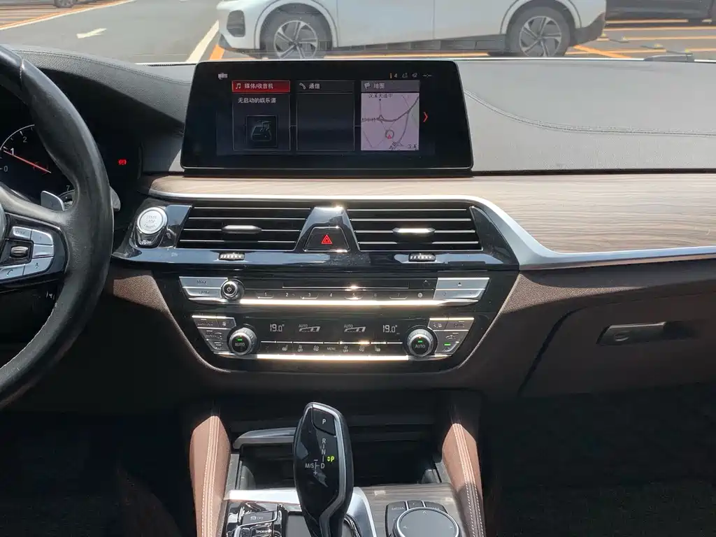 BMW 5 Series — миниатюра 17