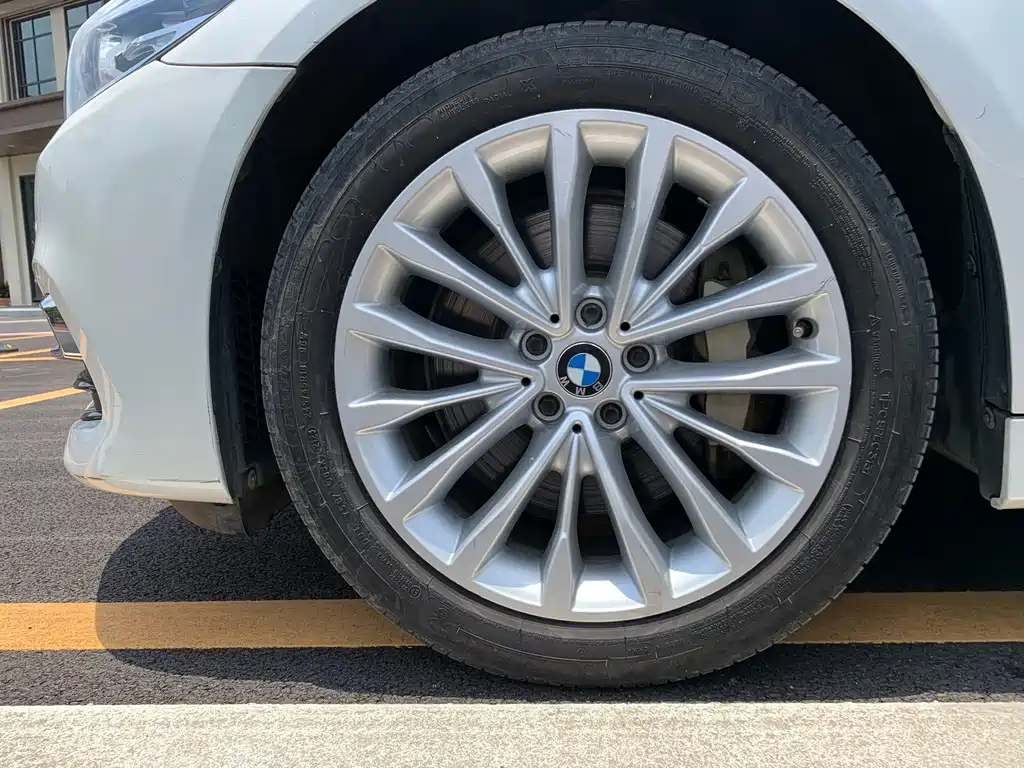 BMW 5 Series — миниатюра 10