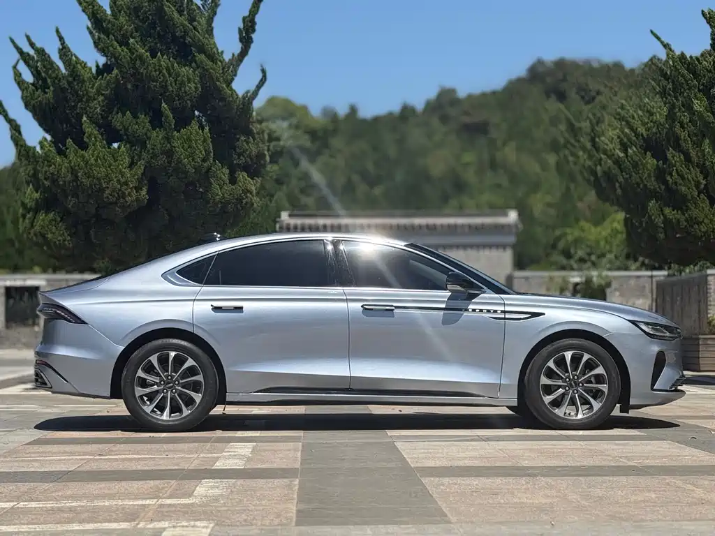 Lincoln Z 2022 i