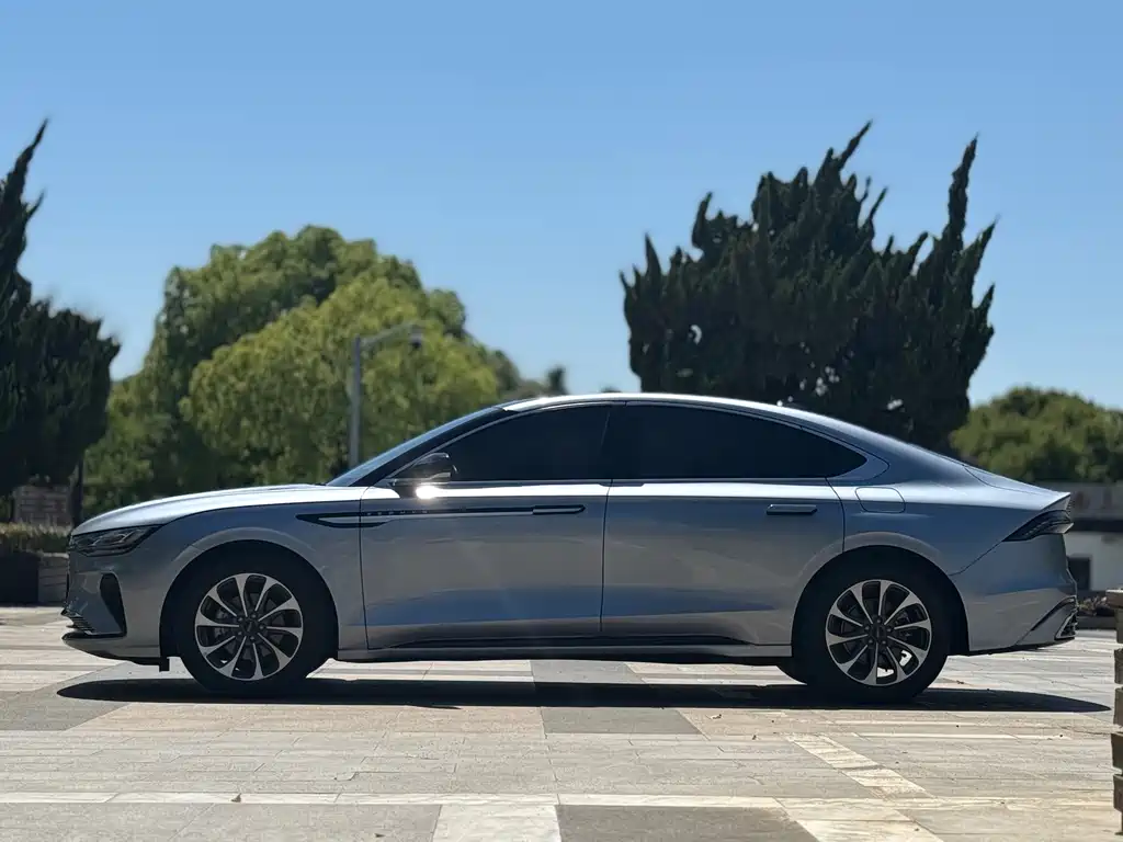 Lincoln Z 2022 i