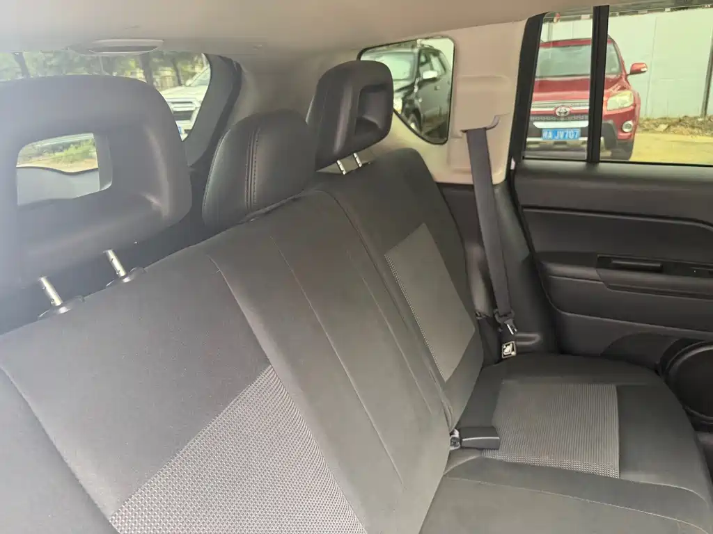 Jeep Compass (Import) 2.0L 2WD Luxury Edition, фото 17