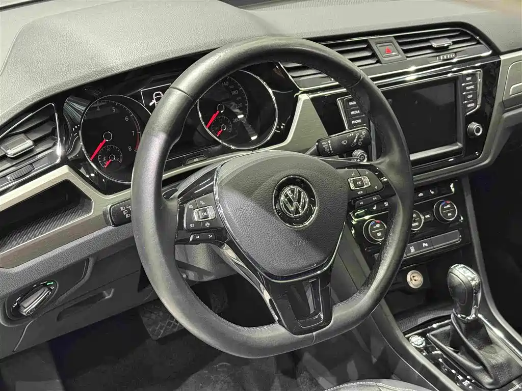 Volkswagen Touran — миниатюра 31