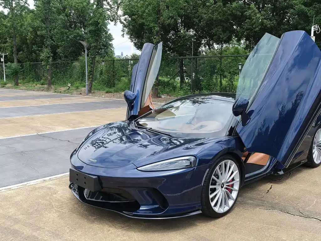 McLaren GT