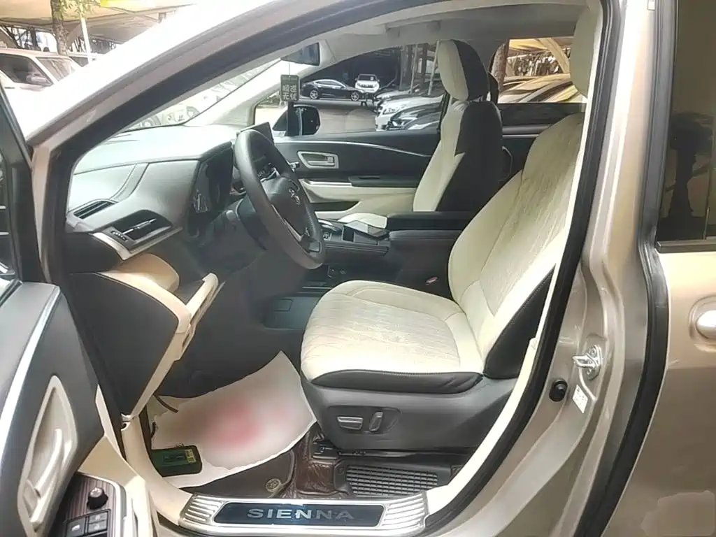 Toyota Sienna — миниатюра 15