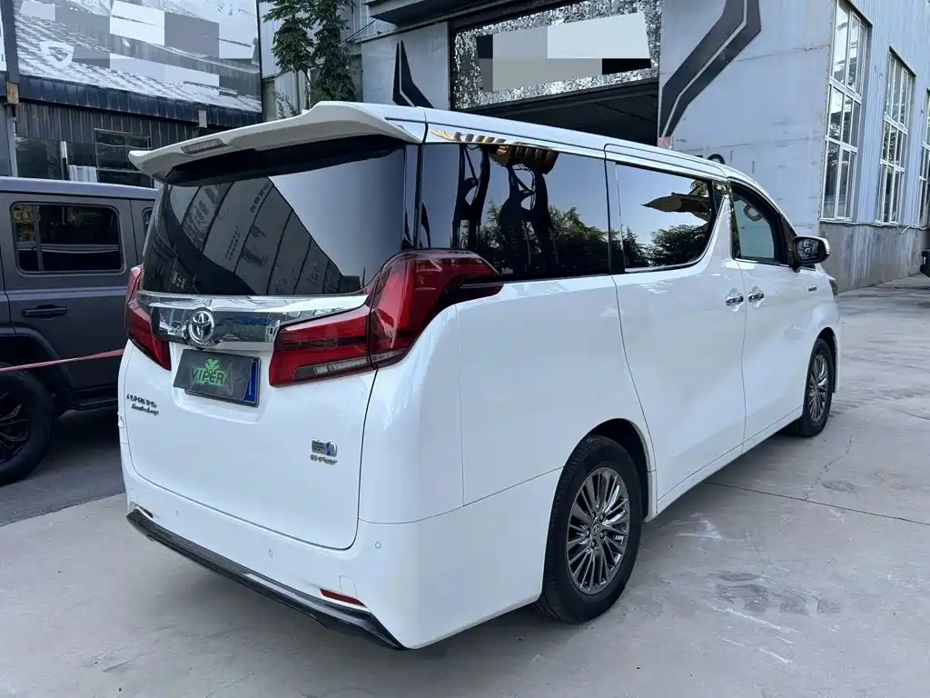 Toyota Alphard — миниатюра 5