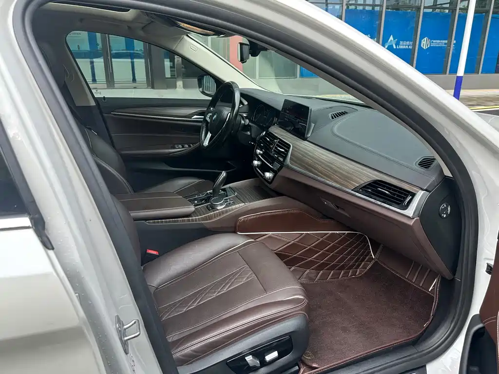 BMW 5 Series New Energy — миниатюра 9