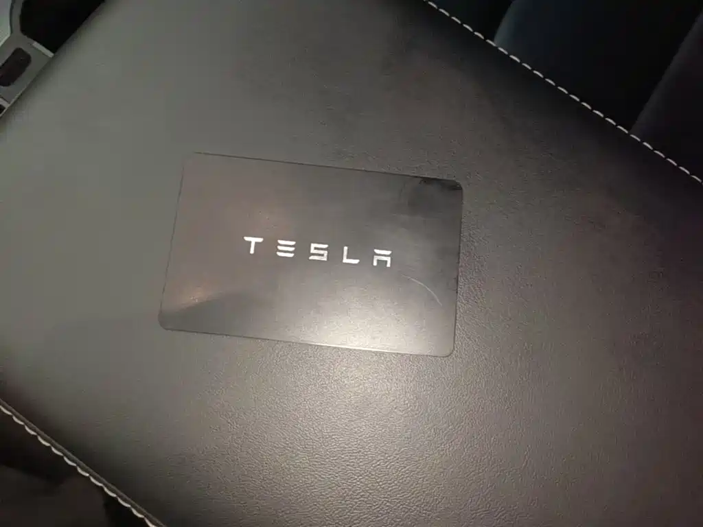 Tesla Model Y — миниатюра 9