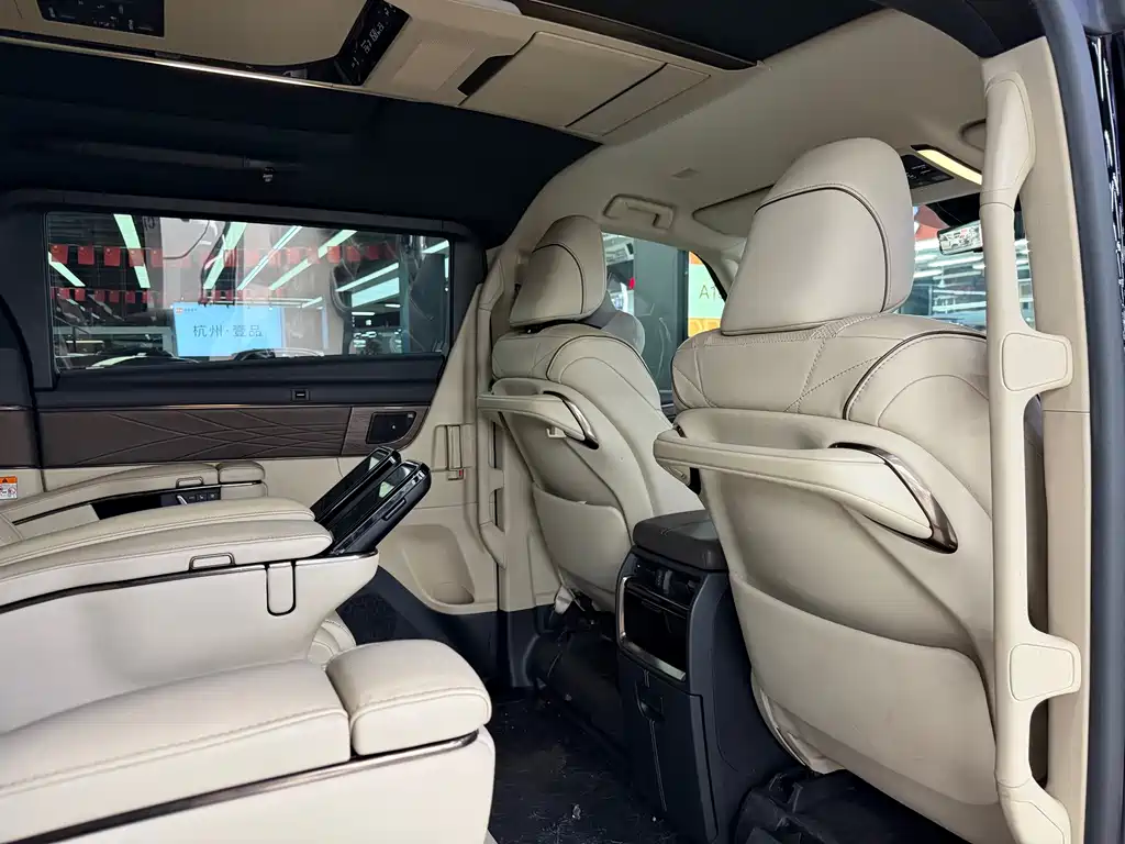 Toyota Alphard — миниатюра 17
