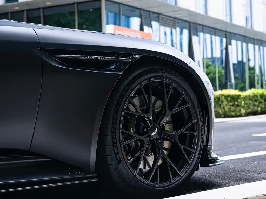Aston Martin DB12 — миниатюра 11
