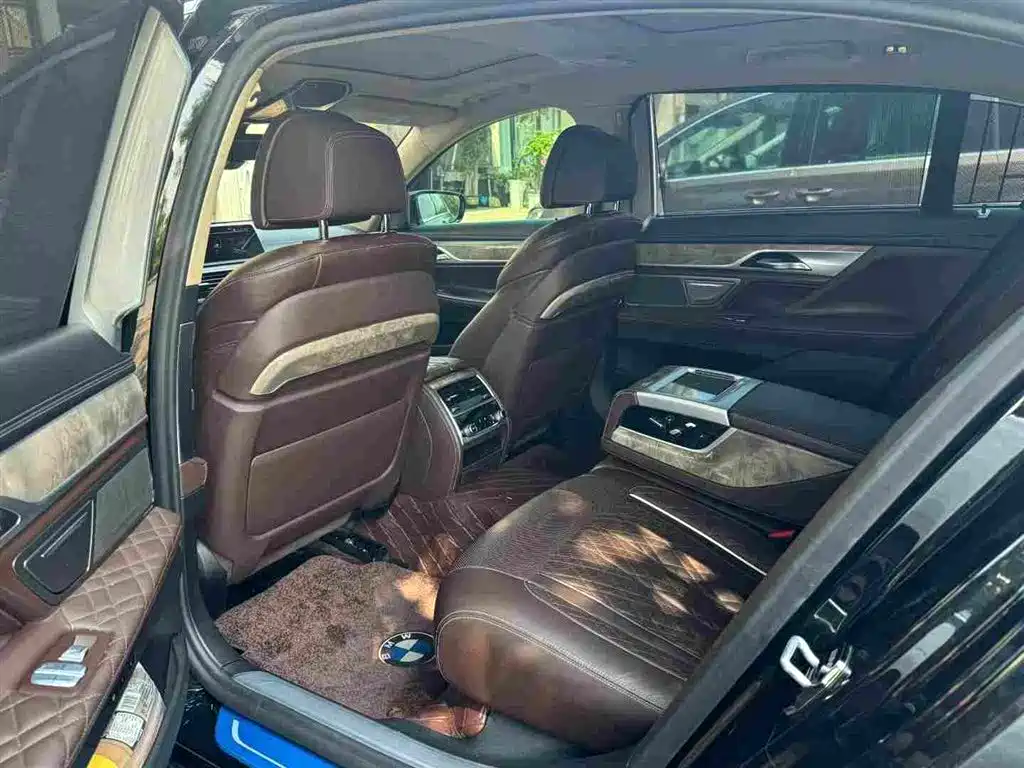 BMW 7 Series — миниатюра 6