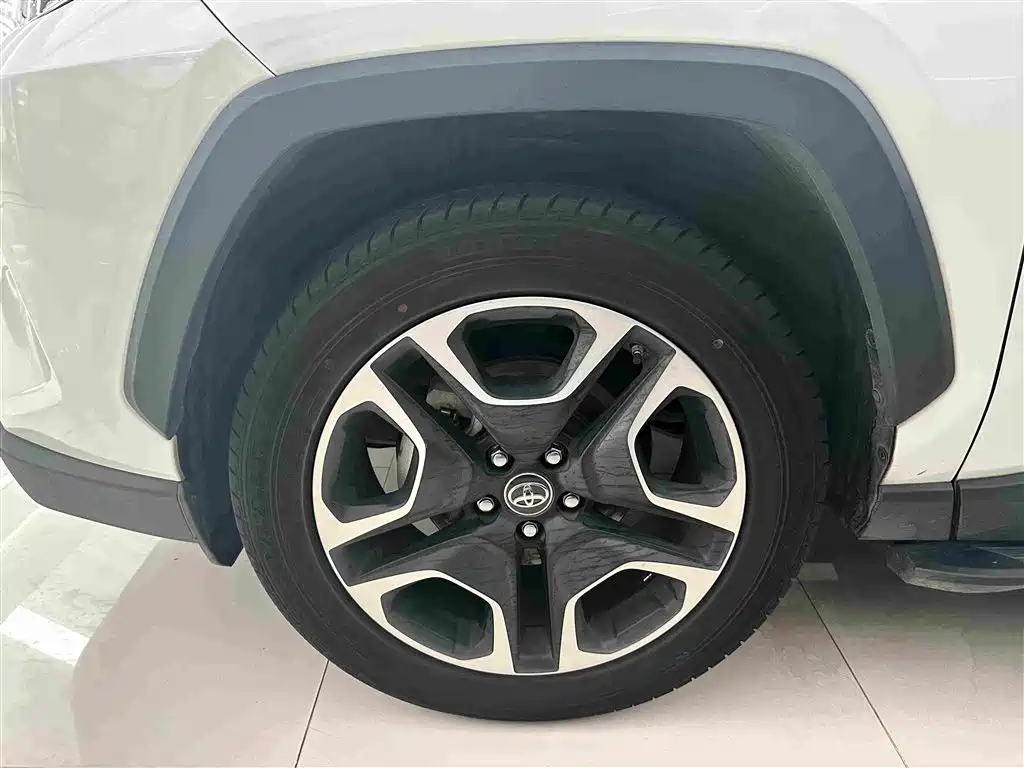 Toyota RAV4 — миниатюра 4