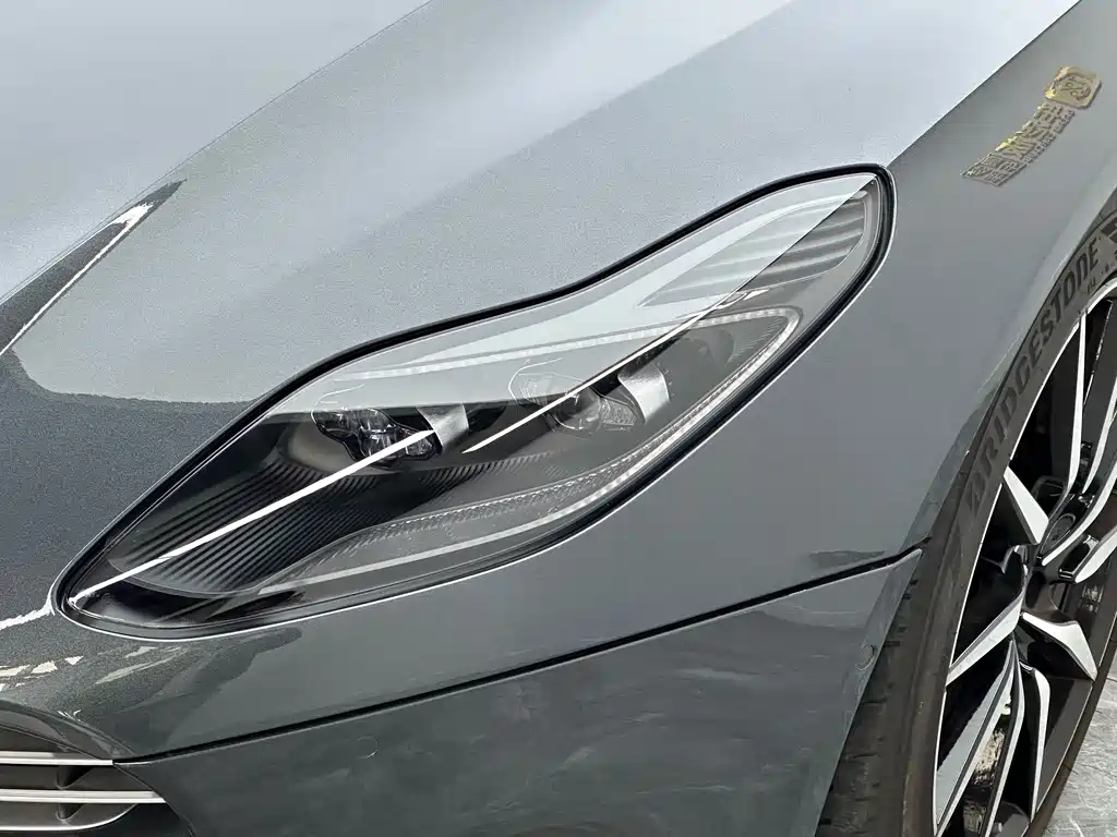 Aston Martin DB11 — миниатюра 13