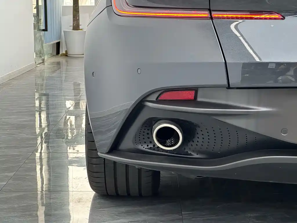 Aston Martin DB11 — миниатюра 32