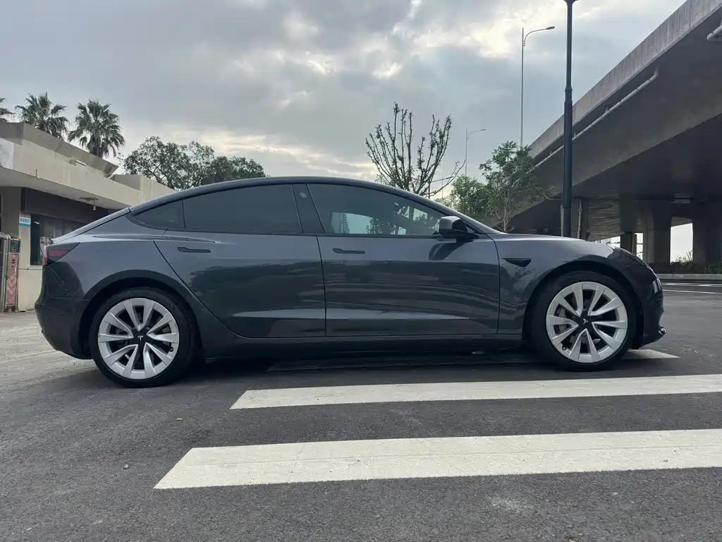 Tesla Model 3 — миниатюра 4