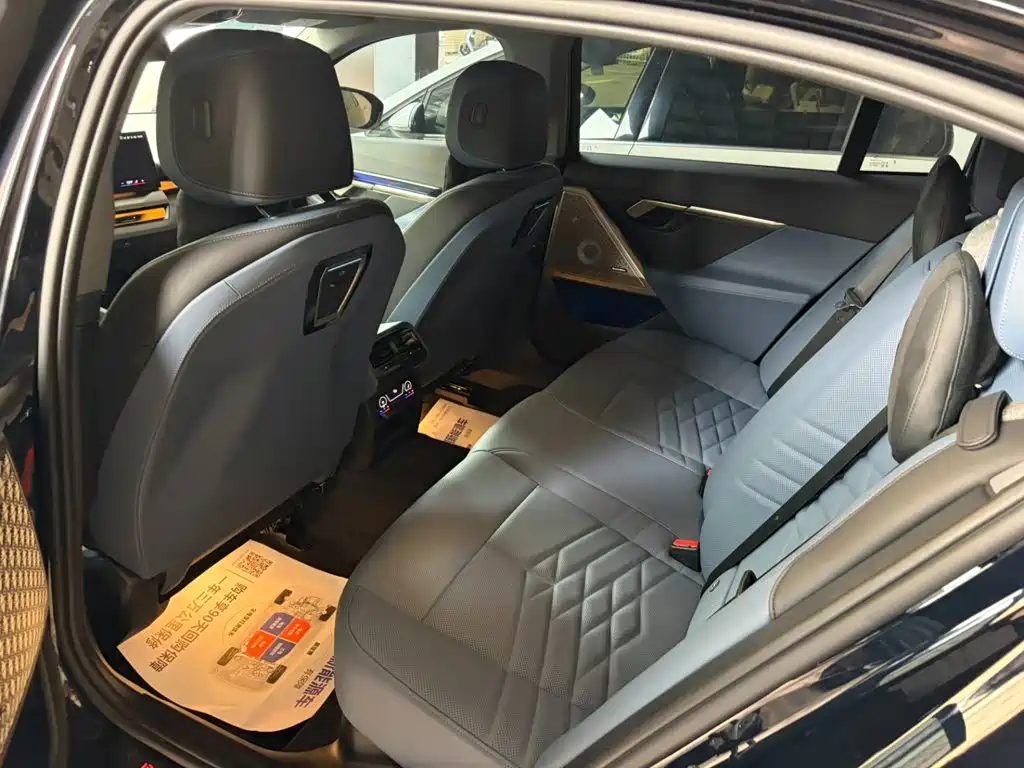 BMW 5 Series — миниатюра 9