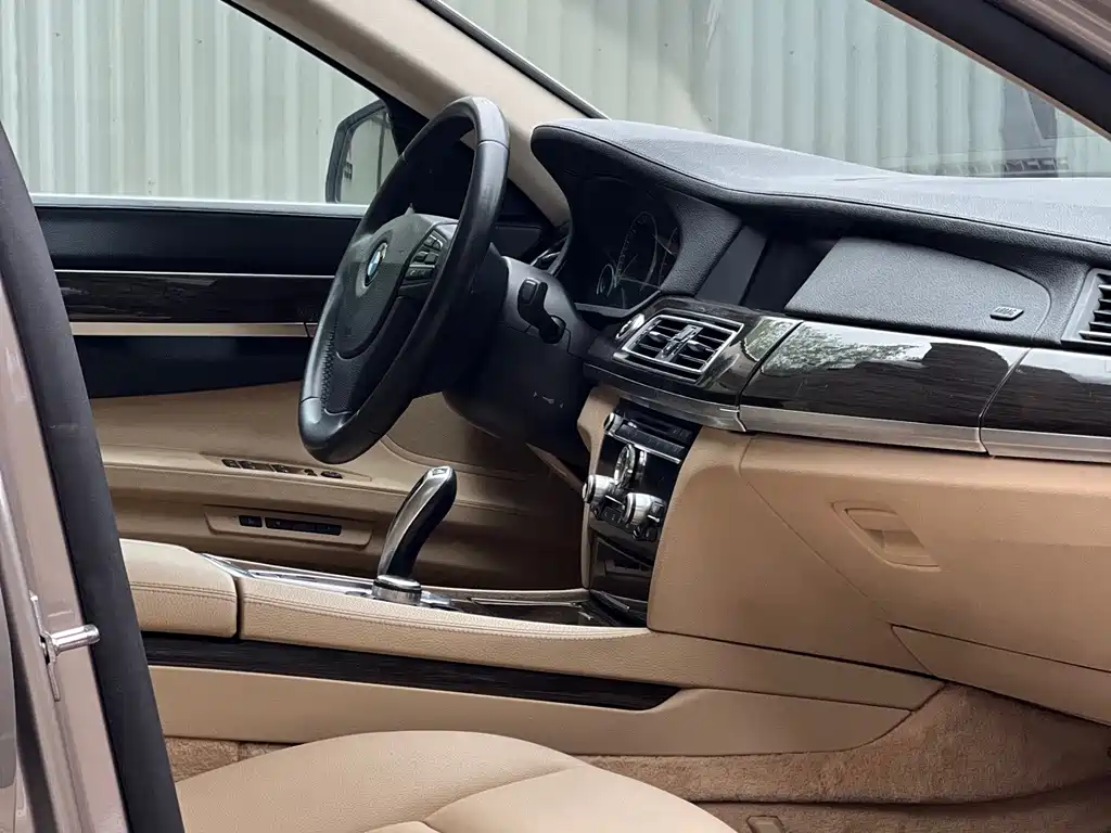 BMW 7 Series — миниатюра 8