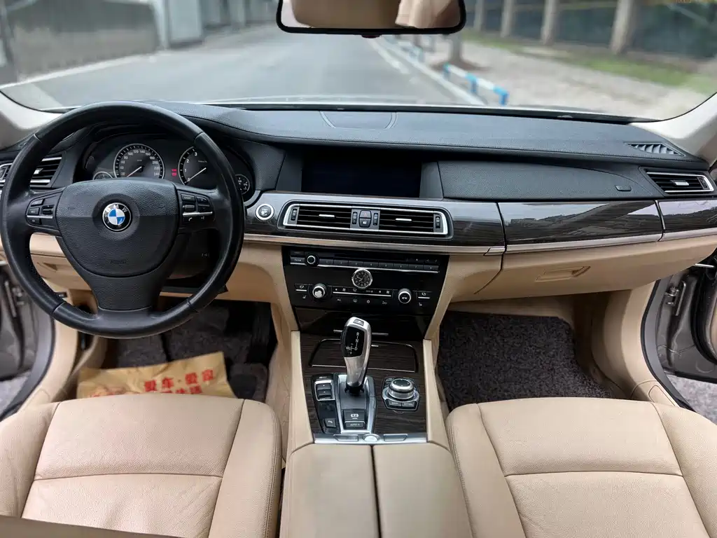 BMW 7 Series — миниатюра 5