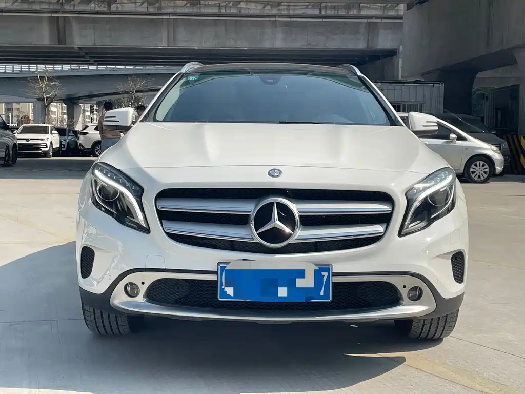 MERCEDES-BENZ GLA