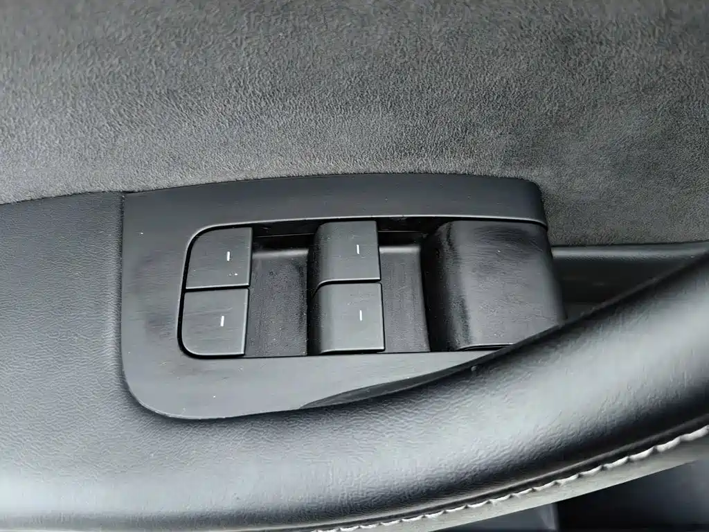 Tesla Model 3 — миниатюра 9