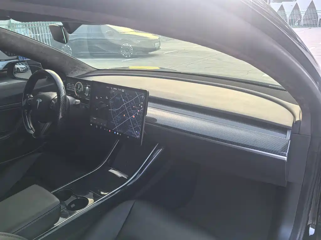 Tesla Model 3 — миниатюра 13